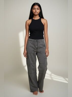 American Eagle Women’s Grey Súper High Rise Baggy Wide Leg Cargo Pants. Size 12